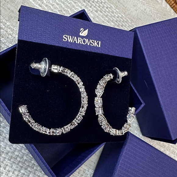Swarovski Tennis Deluxe hoop earrings
Mixed crystals cut, White, Rhodium plated - Picture 9 of 11
